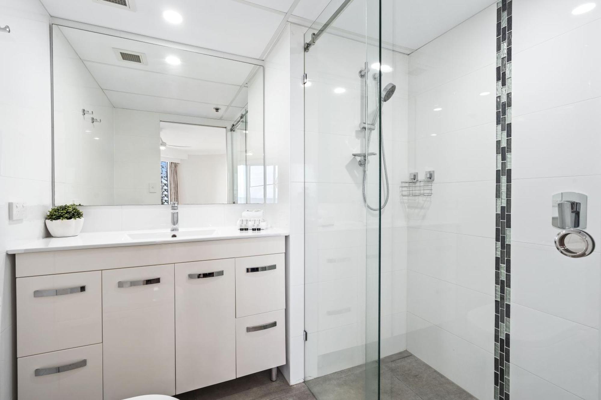 Stunning Ocean Views In 2 Bedroom Unit At Zenith - Q Apartment